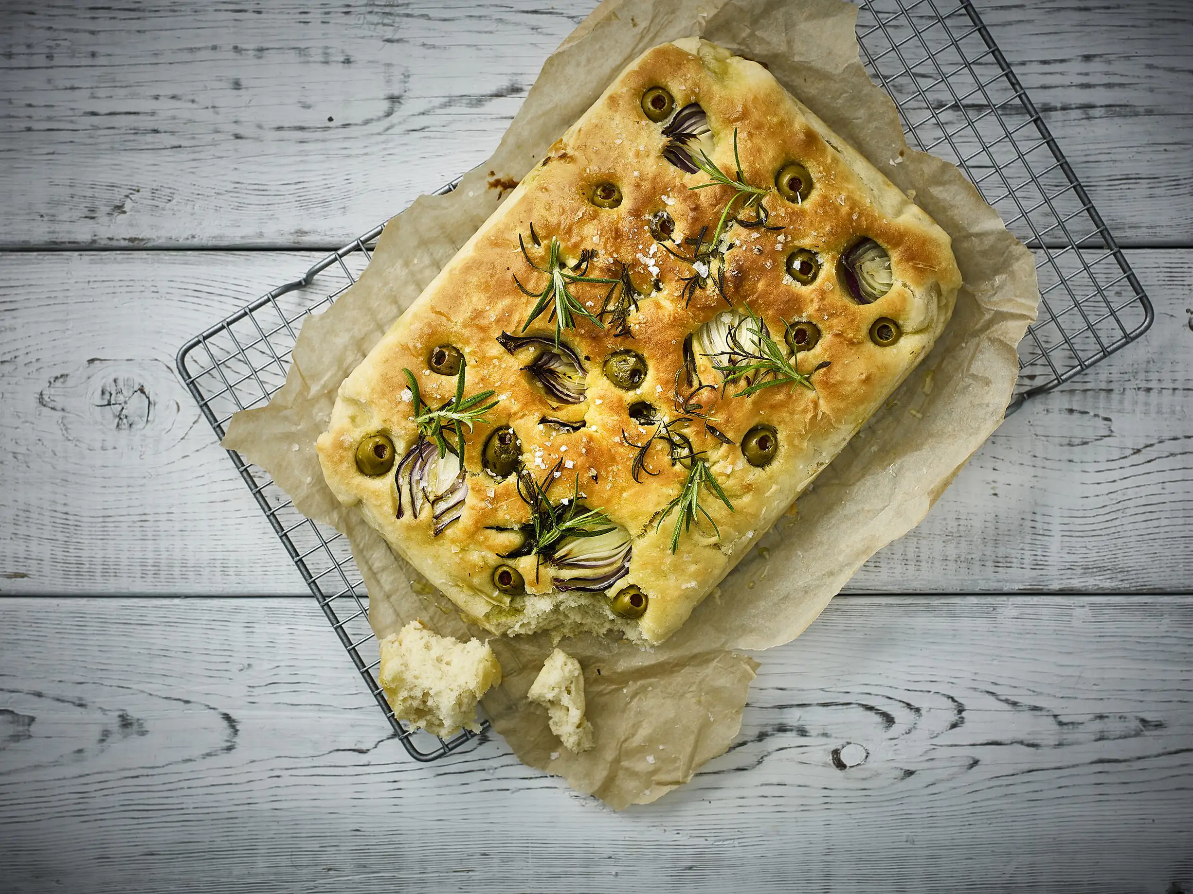 Focaccia med oliven, rosmarin og rødløg