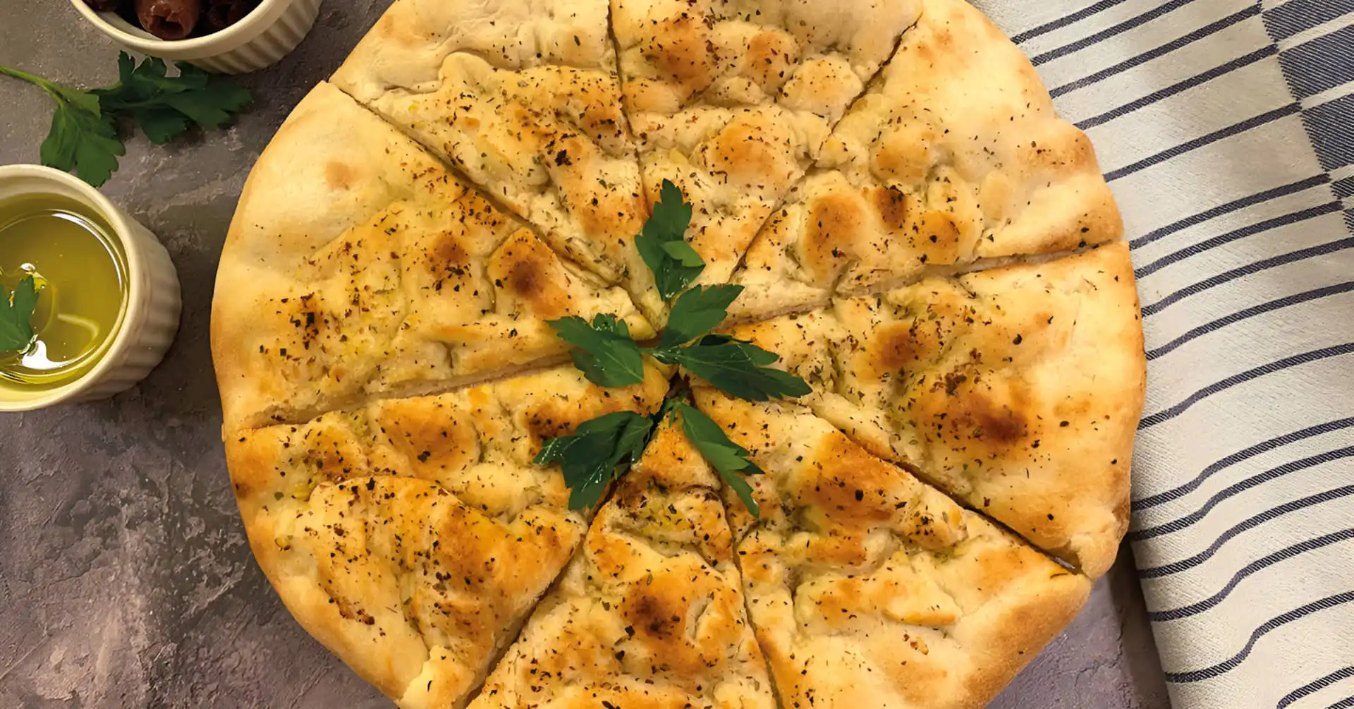 Focaccia med flagesalt og løvstikke