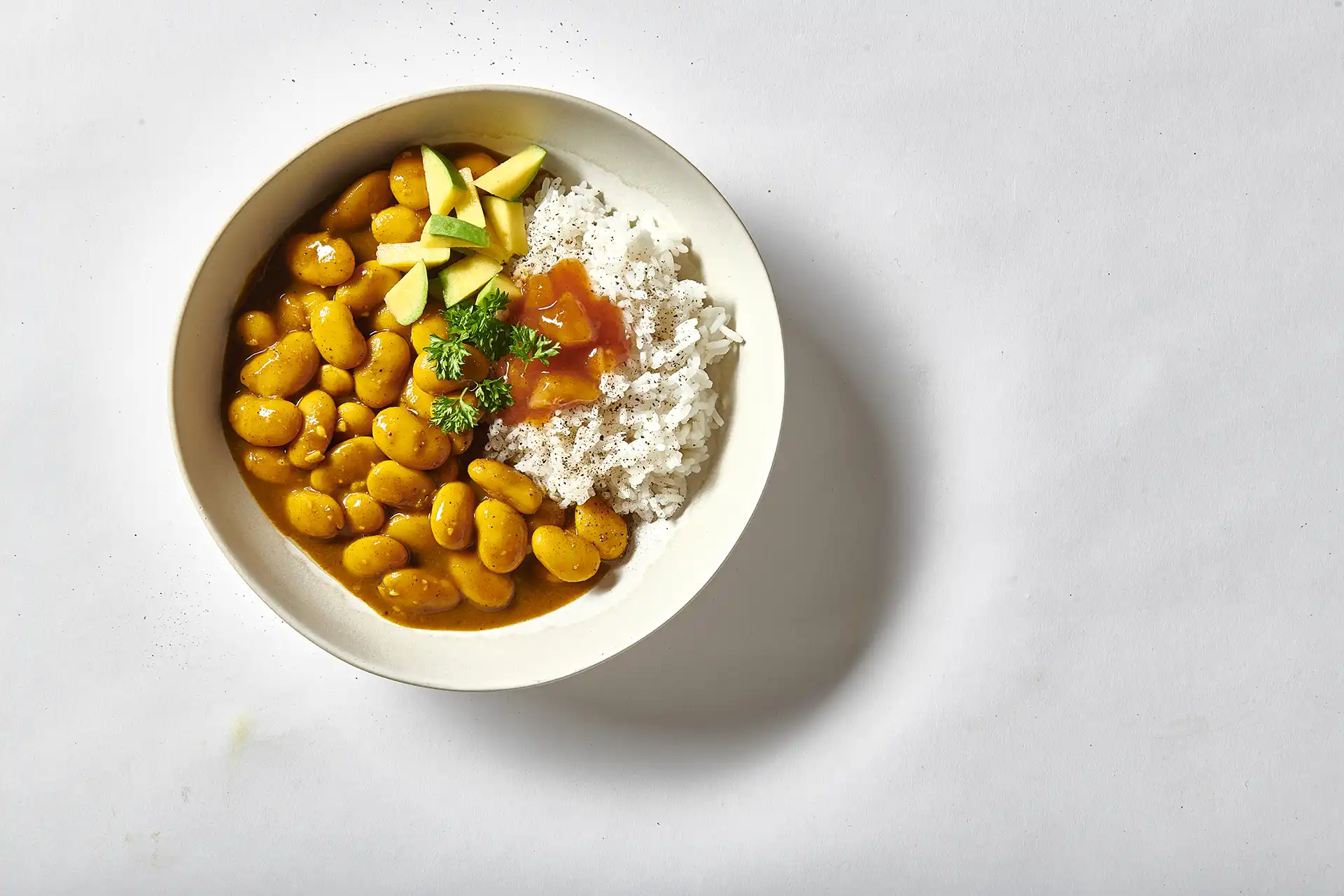 Bønner i karry med ris, mango&shy;chutney og avocado